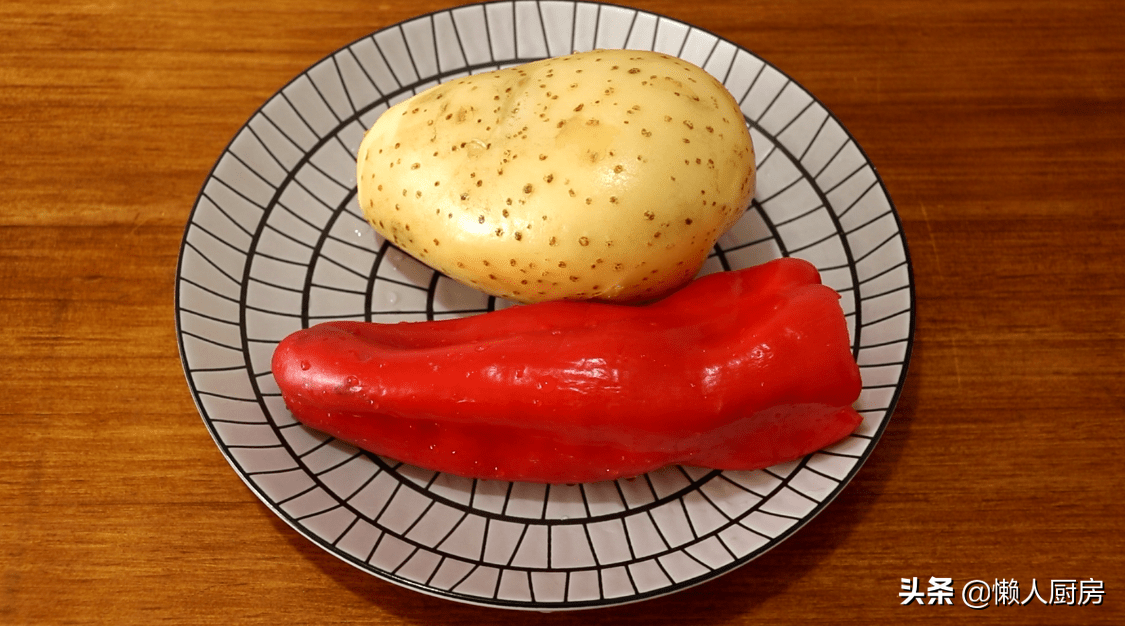 土豆别再炖肉了，教你一个新吃法，好吃到停不下来，比吃肉香