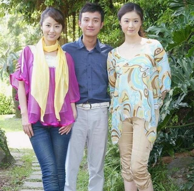 文章与蒋欣10年前的合影，网友：没有了美颜滤镜