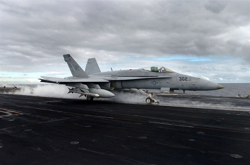 台媒：網絡熱傳美軍F-18戰機飛越台北上空，台空軍緊急發聲