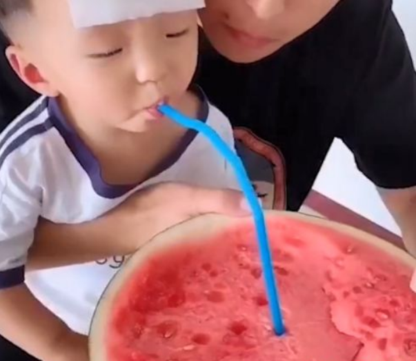 被熊孩子“逼出来”的高智商家长，为哄孩子吃