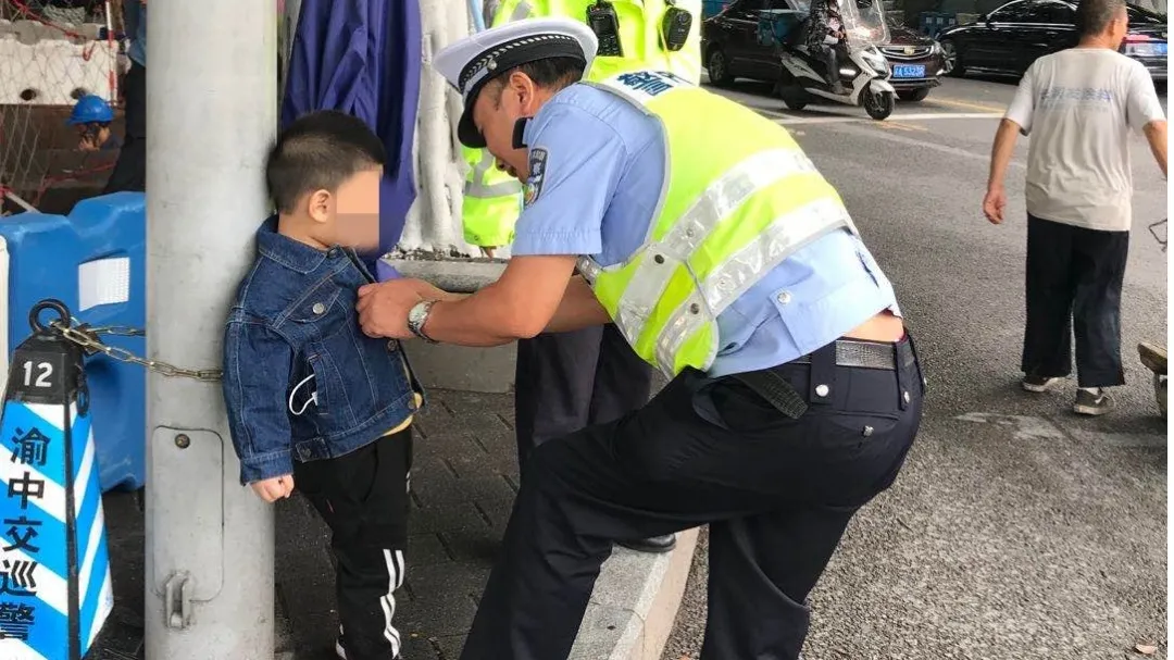 重庆|三岁半走丢萌娃：“我找不到婆婆了，看到路口有警察叔叔，就不怕了！”