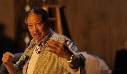 向华强能逼成龙下跪，打脸曾志伟，却不敢惹怒