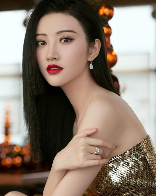 当“资源咖”却被嘲讽，如今降级口碑翻盘，景甜与她的传奇15年