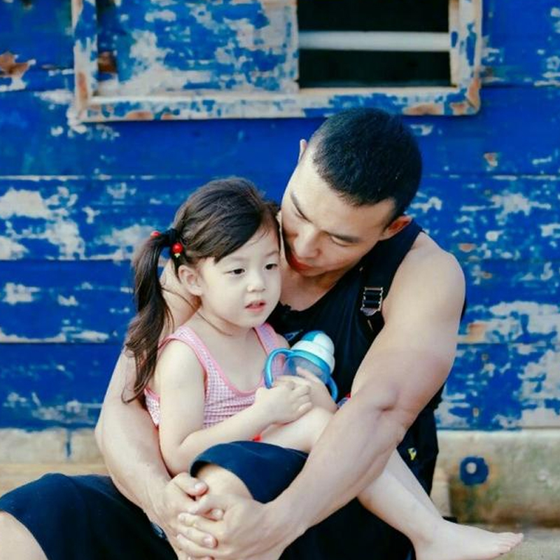 刘畊宏女儿幸好没长歪！丸子头到长卷发美到不敢认，长大还得了？