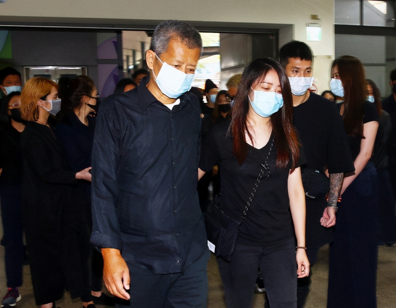 杨丞琳带领“华冈五人帮”陪黄鸿升父亲庆中秋，又哭又笑彼此安慰