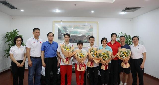 害羞了！全红婵第一次当颁奖嘉宾，拉手羞涩挡脸，何教练陪伴