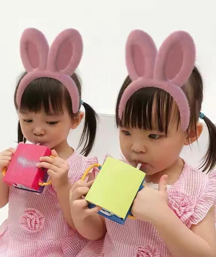 熊黛林帶雙胞胎女兒拍照，姐姐淑女範兒，妹妹活潑開朗很有鏡頭感