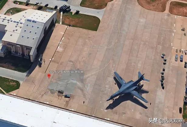 网友通过谷歌地球发现美国空军基地的半透明飞