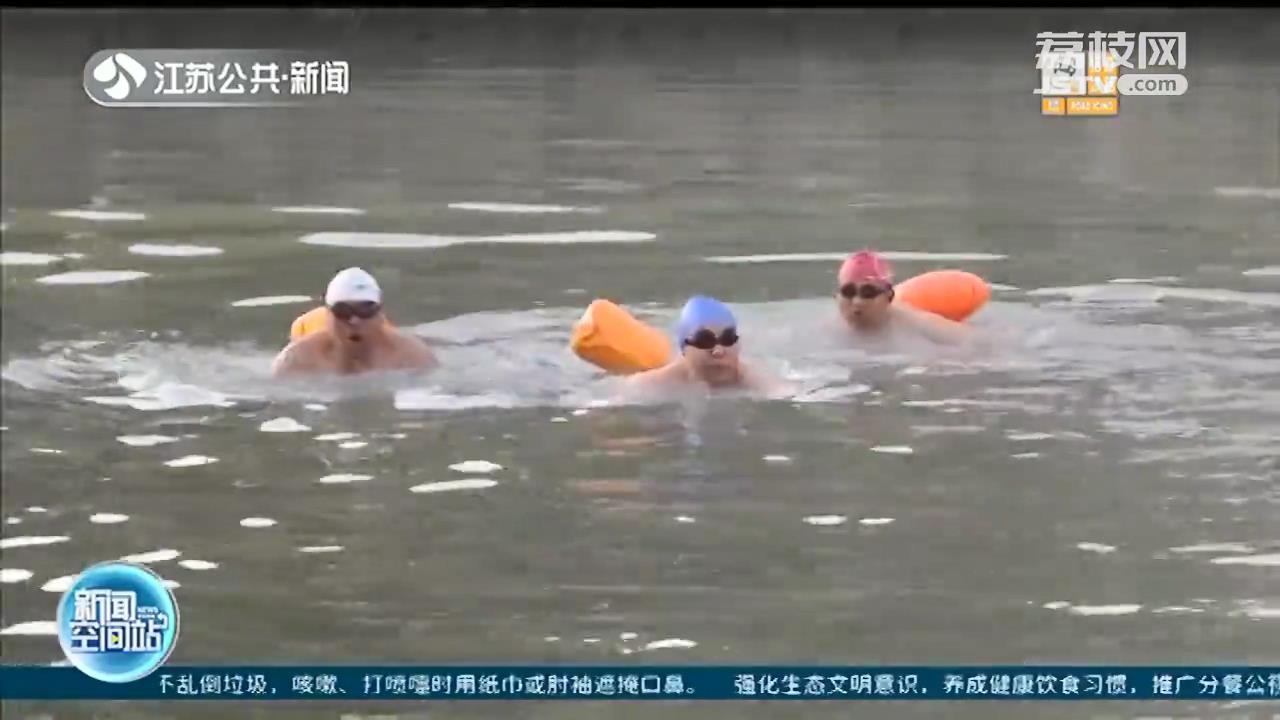 零下7度！冬泳达人不惧严寒 古运河里劈波斩浪