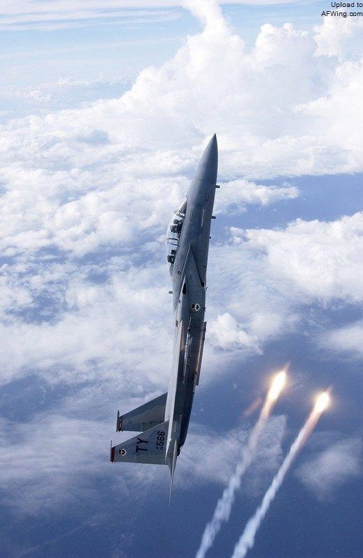 天生死敌，F-15对决苏-27，谁才是战斗机之王