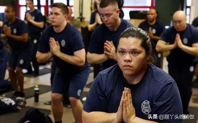工作压力大!美国消防队员组团练瑜伽减压
