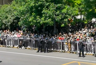 德云社开业人气爆棚！粉丝蜂拥而至用起围栏，险引堵塞保安来护行
