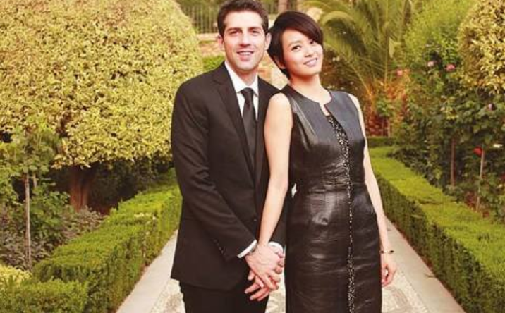 梁詠琪帶娃做蛋糕，45歲素顏真實，5歲混血女兒門牙掉光仍漂亮