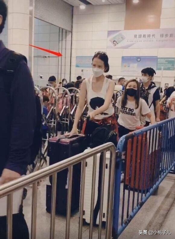 蔡少芬“过关照”全网疯传，不愧是港姐，和普