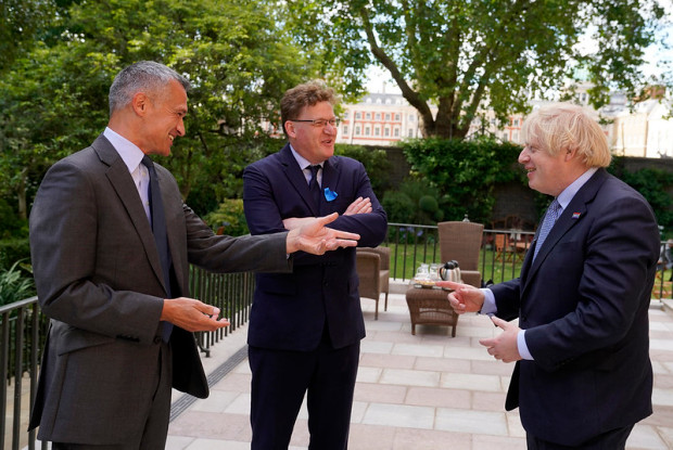 首相换了新发型，英国美发沙龙重新迎客，不提