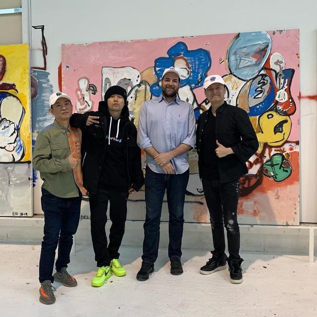 画周杰伦？小周周照着爸爸的照片作画超认真，周董豪宅豪华有档次