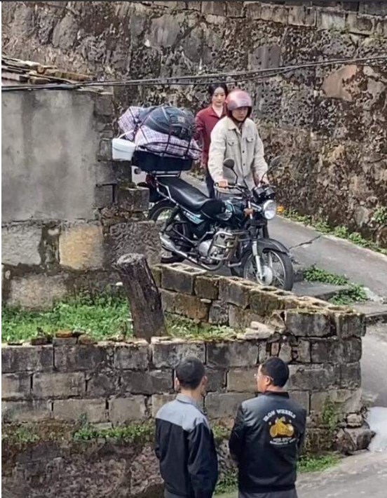 赵丽颖乡村戏路透，爆剧组借道具不还，赵丽颖在一旁等待不耐烦