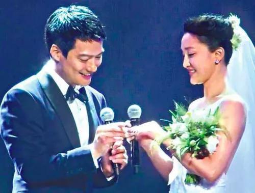 著名演员周迅今天宣布离婚，其实早有预兆！