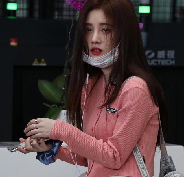 鞠婧祎机场图被评论太做作 偶像包袱太重 你怎么