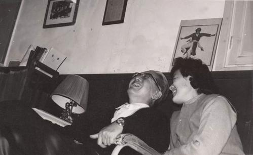 章含之为乔冠华守寡25年，写了4本书怀念他，为何不愿与他合葬？