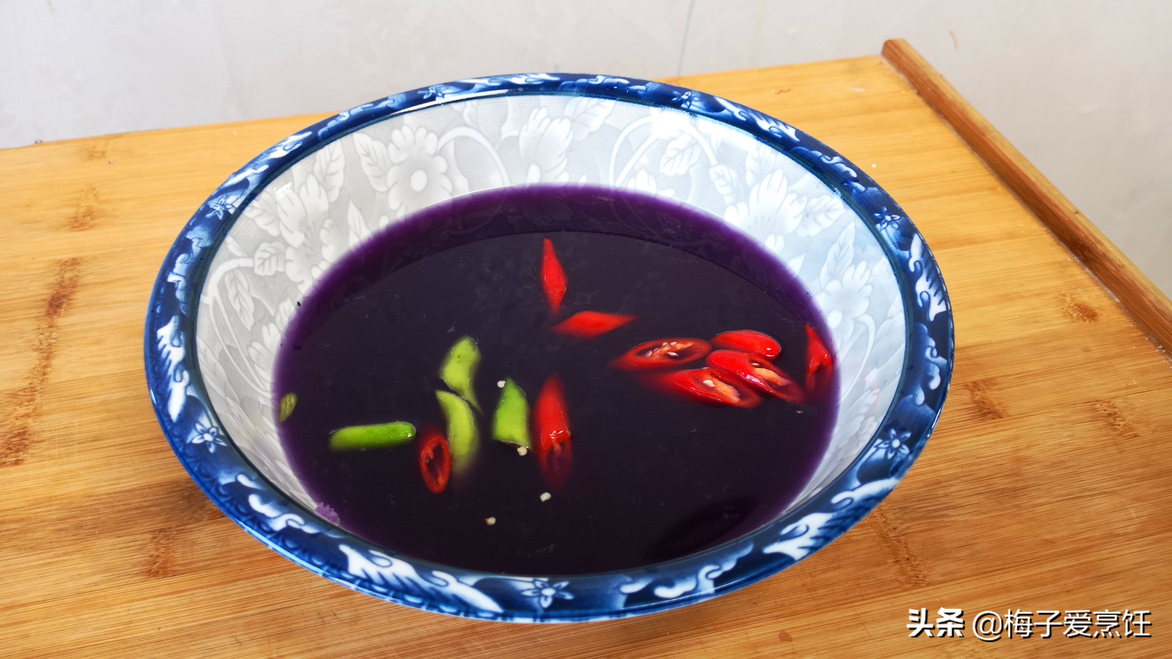 教你糖醋萝卜的做法，加点白醋瞬间变颜色，解腻开胃，好吃还好看