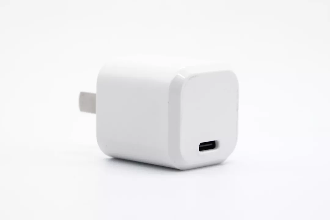 iPhone 13新机即将发布，35家工厂推出上百款快充新品