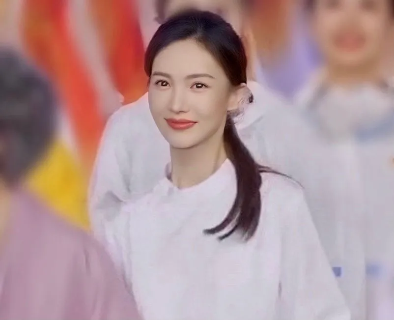 七一晚会女星:杨紫眼含热泪,高圆圆戴安全帽