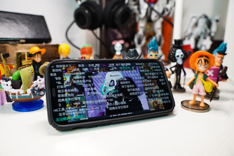 这才是iPhone充电最佳的姿态！iWALK变色龙充电宝评测