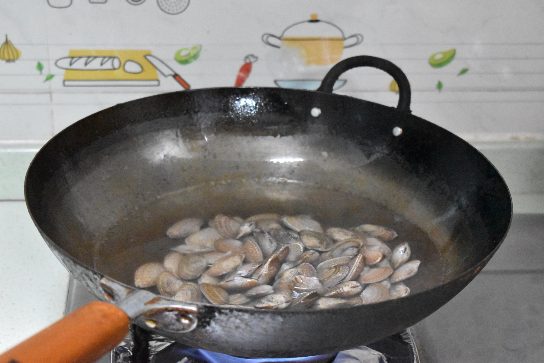 夏天吃它最鲜美，很多人第一步就做错了，这样简单炒一炒好吃营养