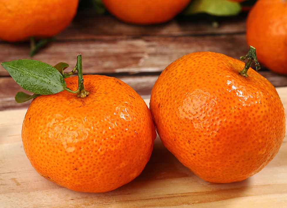 买砂糖橘时怎么挑？学会这4个挑选技巧，包你买到的橘子香甜多汁
