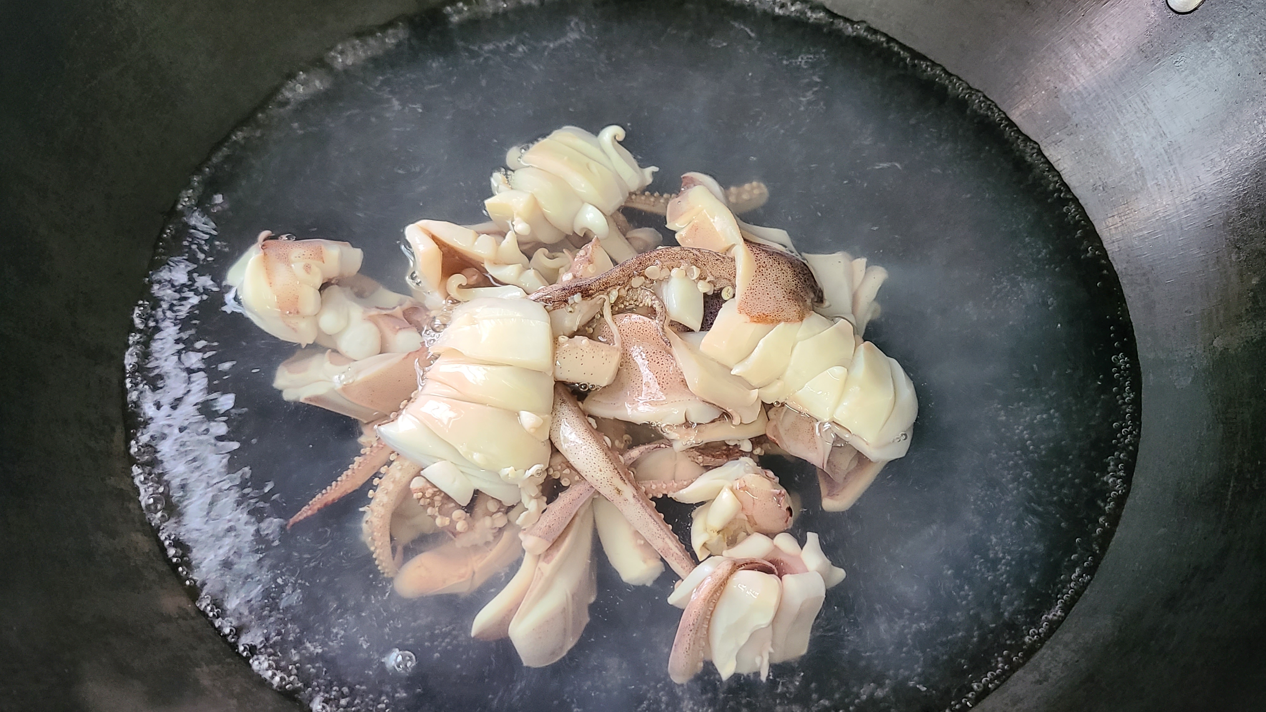 椒盐鱿鱼，是我家经常吃的一道美味家常菜，10分钟就能做好