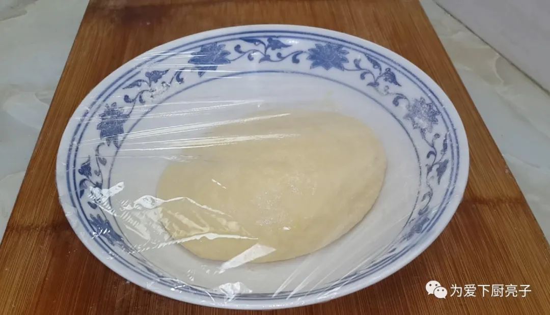 2个鸡蛋，半斤面粉，不蒸馒头不烙饼，酥到掉渣，看着就流口水了