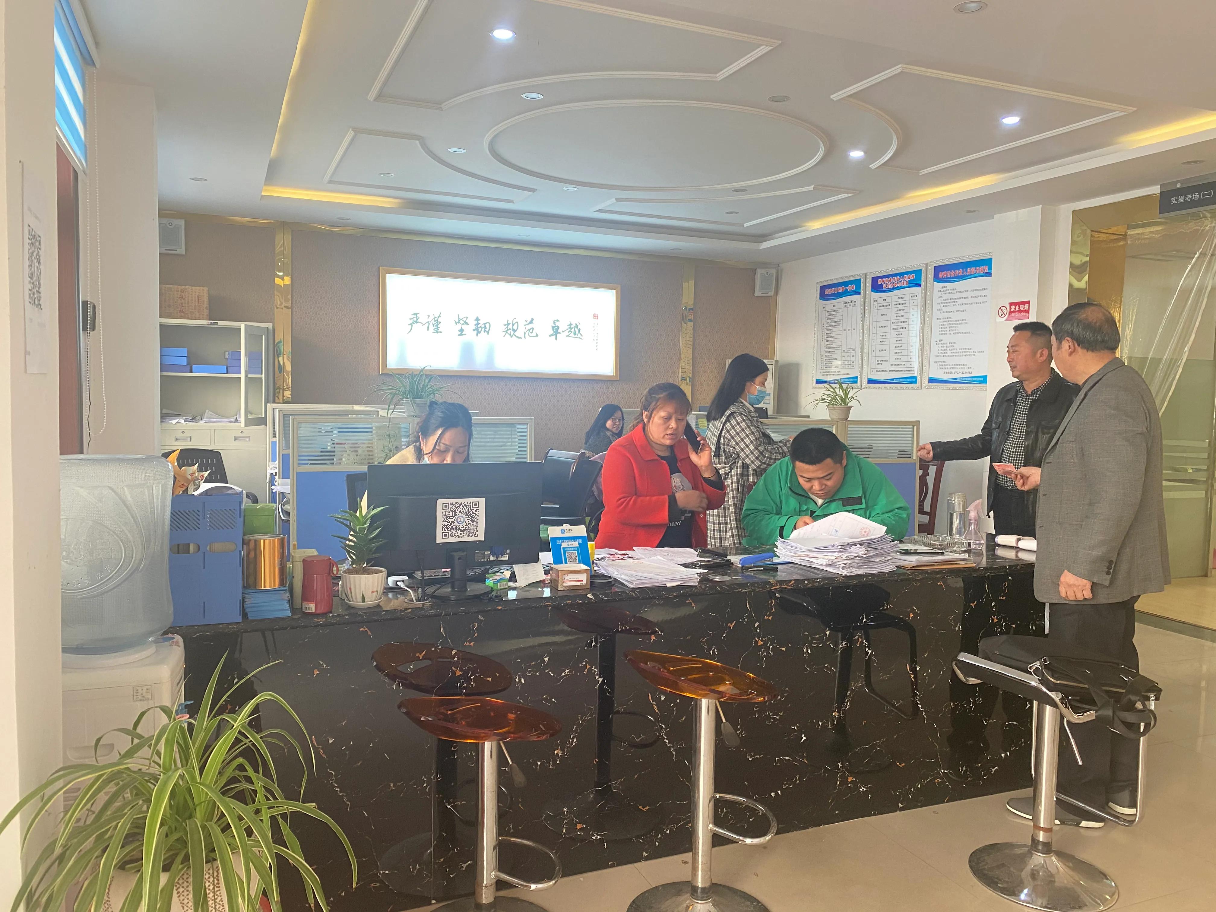 ÷�����Կຮ�� һ��������������ְҵ������ѵѧУ��չ��ʵ