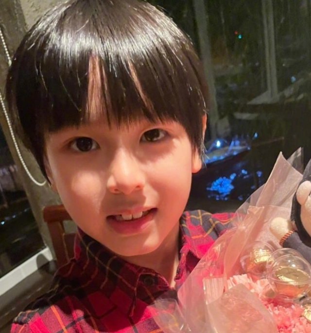 明星基因就服吴尊，女儿甜美可爱不说，儿子五官像是复制粘贴