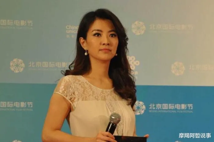 她是赵薇的好闺蜜,与撒贝宁分手后辞职出国留
