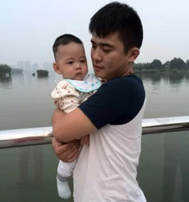 为啥一横着抱宝宝就哭？这个角度看“世界”，就懂娃的“恐惧”了