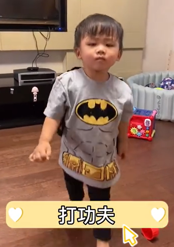 蔡少芬和张晋现身游乐园！两岁儿子正脸罕曝光，浓眉大眼五官精致