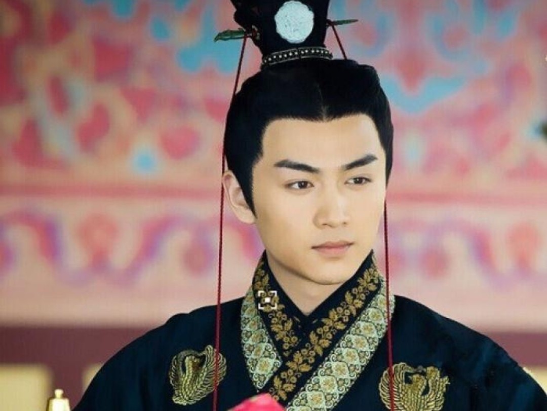 陈晓参加活动站c位，脸变圆润下颚线消失，手上不见婚戒？