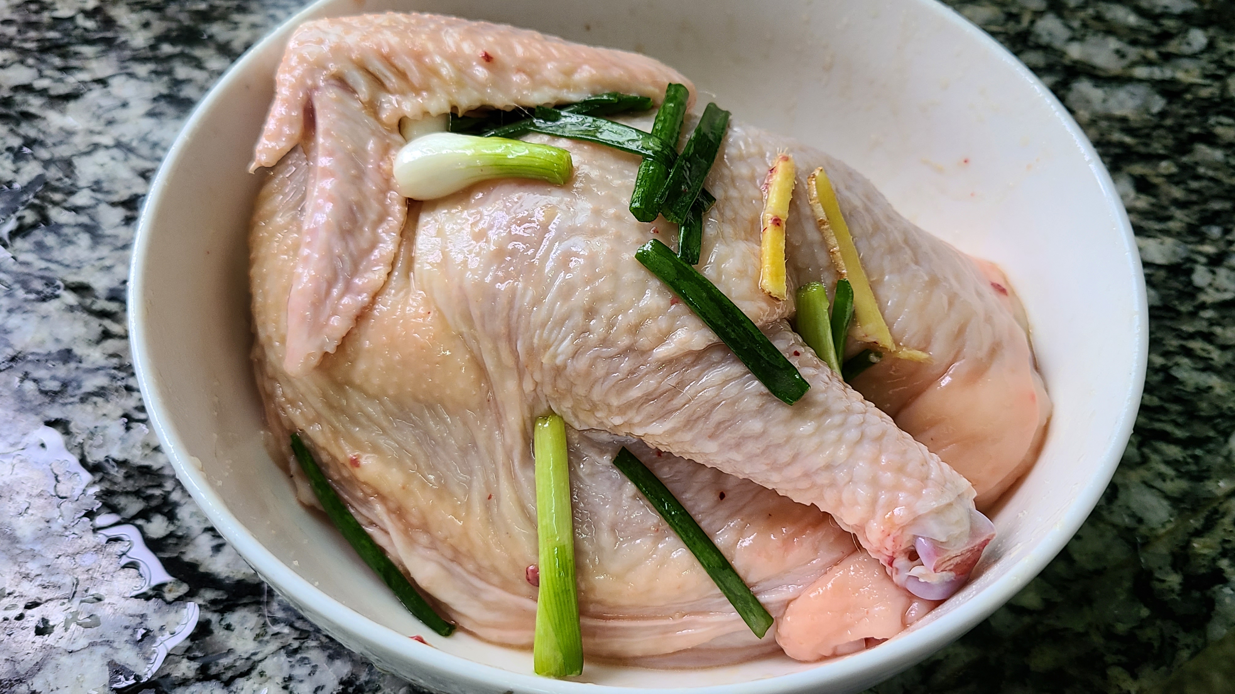 广东盐水鸡，皮滑肉嫩又好吃，这一道美味家常菜，看着就馋