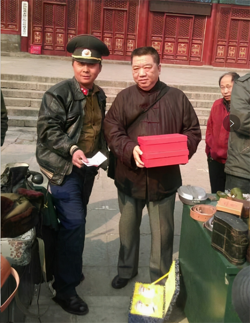 相声演员孟凡贵为军品大王李长东赠诗一首