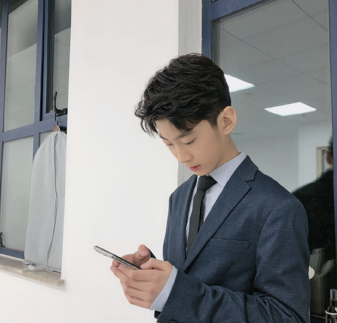 13歲天天長大了，穿西裝打領帶氣質佳，外形帥氣被讚像霸道總裁