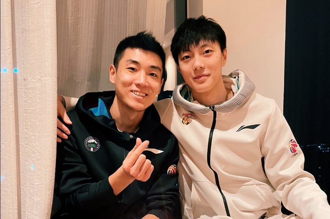 Occasion of birthday of tall poem cliff is grand, shandong teammate is celebrated unripe very happy, close intimately according to good friend Hu Mingxuan