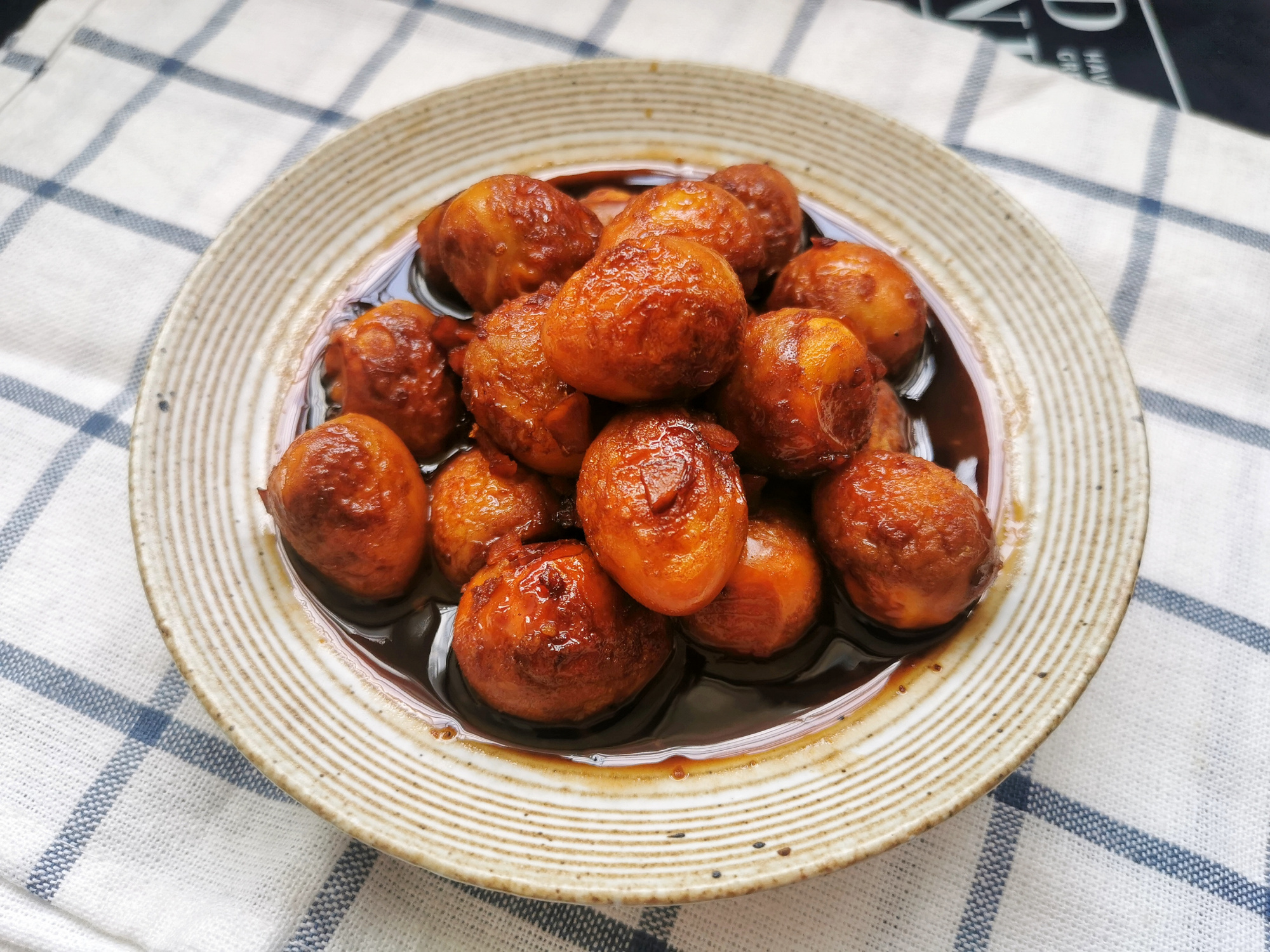 鹌鹑蛋扔进锅里，不加水，不放啤酒，鲜香入味，比鸡蛋更有营养