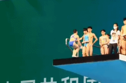 全红婵大火！现身全运会跳水馆，水花消失术来了，小粉丝一脸崇拜