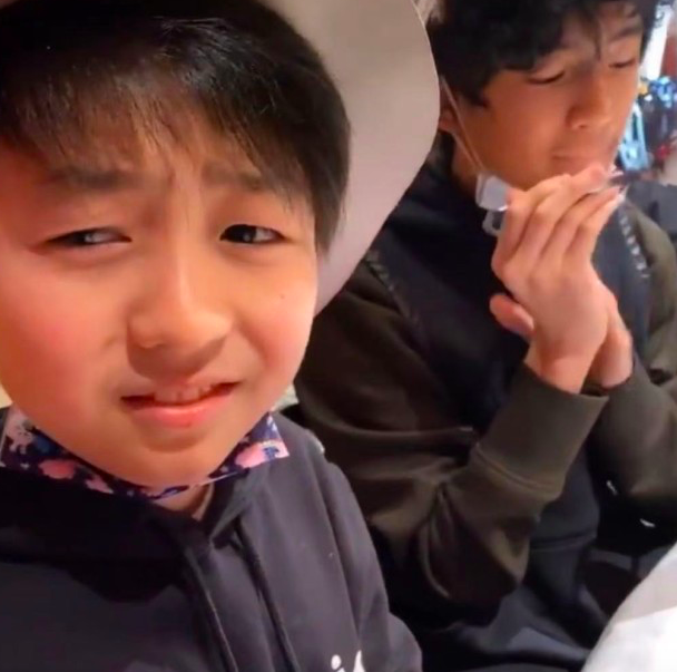 張柏芝不辭辛勞，謝振軒個子比媽媽高，出門仍學謝振南要母親照顧