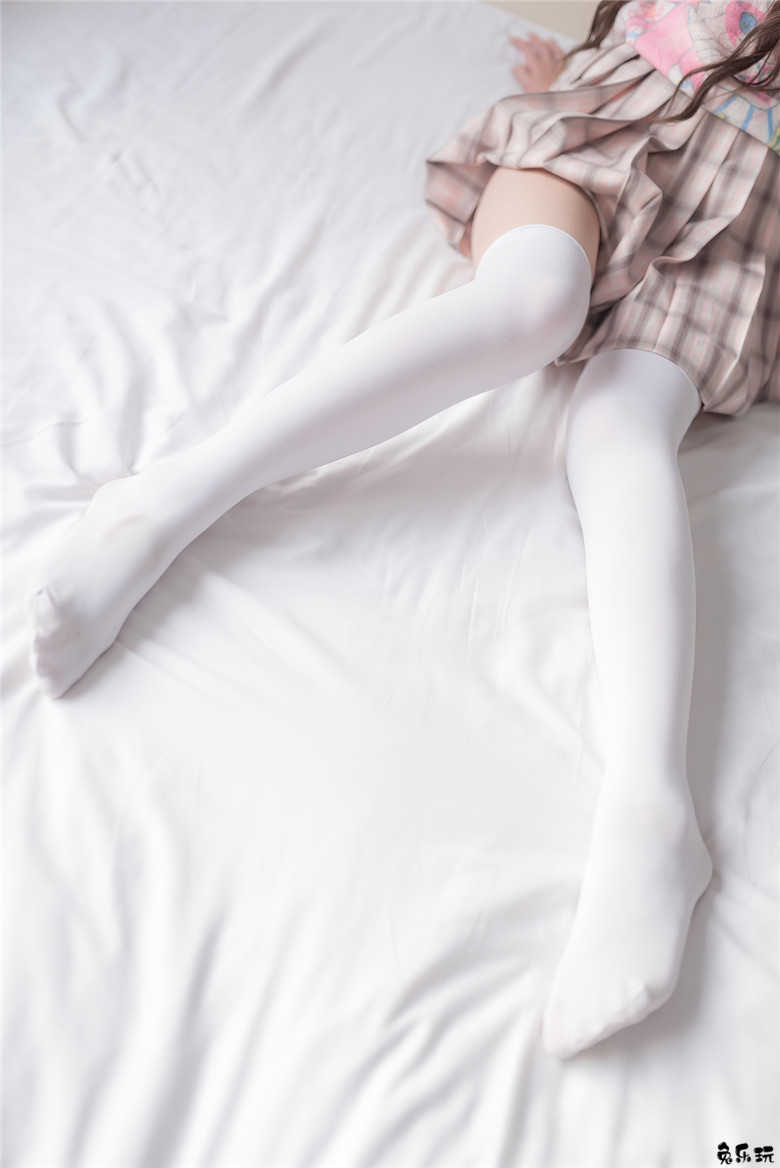 浴缸里的白丝格子裙