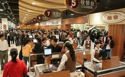 “商业鬼才”于东来：小学毕业农村娃，却从欠债30万到年入50亿？