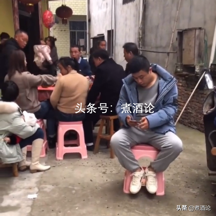 外地|过年期间外地女婿的统一姿势火了都是百无聊赖独自徘徊