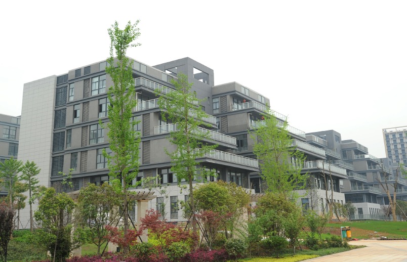 這是日本�窯洞房�，嵌入山體打造梯田式集合住宅，庭院搬屋頂上