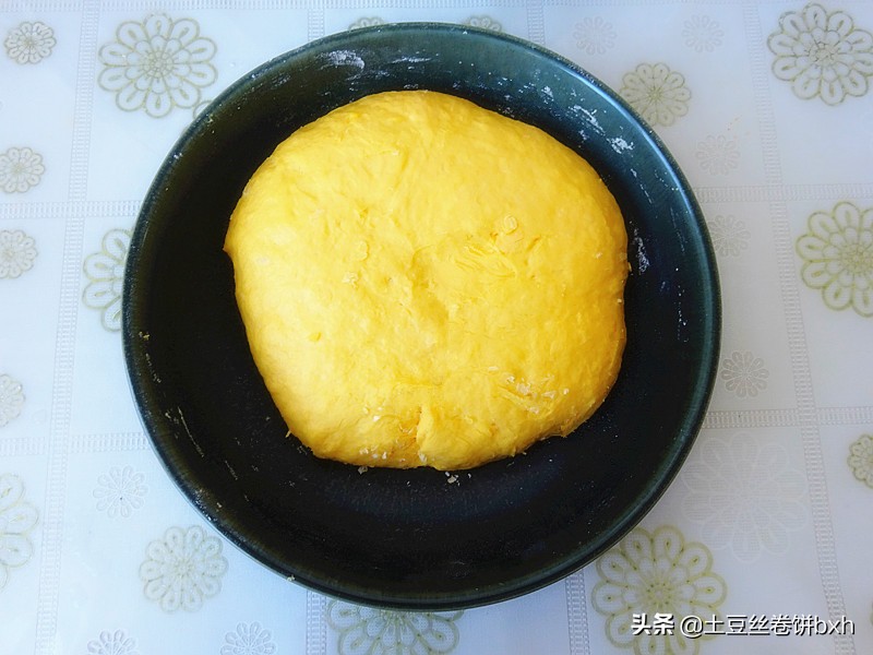 立秋后黑芝麻要常吃，教你做最好吃的胡萝卜黑芝麻饼，营养翻倍